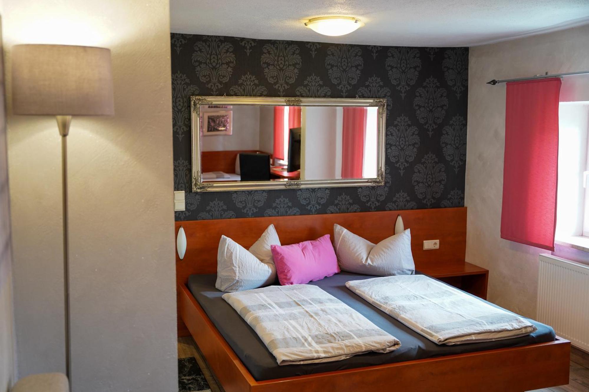 Hotel Garni Und Apartments Zur Krone Hilpoltstein Ngoại thất bức ảnh