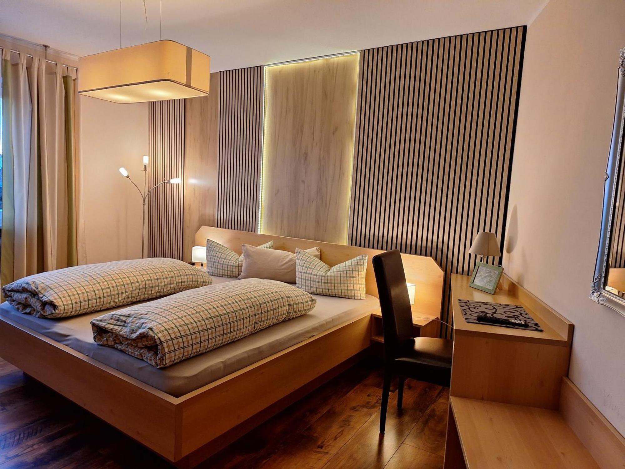 Hotel Garni Und Apartments Zur Krone Hilpoltstein Ngoại thất bức ảnh